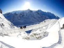 Підвісний міст Titlis Cliff Walk прогулянка над прірвою у Швейцарії cliff
