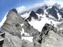 Підвісний міст Titlis Cliff Walk прогулянка над прірвою у Швейцарії titlis