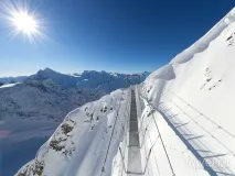 Підвісний міст Titlis Cliff Walk прогулянка над прірвою у Швейцарії міст