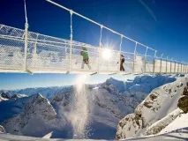 Підвісний міст Titlis Cliff Walk прогулянка над прірвою у Швейцарії міст