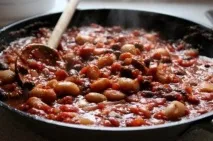 Квасоля в томаті з курячою грудкою квасоля