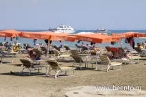 Фінікудес у Ларнаці - пляж і пальмовий променад на Кіпрі ларнаці