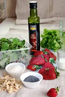 Салат з полуницею та незвичайним маковим соусом. салат