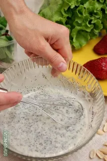 Салат з полуницею та незвичайним маковим соусом. маковим