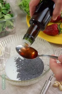 Салат з полуницею та незвичайним маковим соусом. маковим