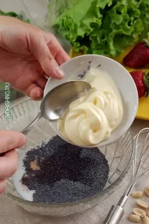Салат з полуницею та незвичайним маковим соусом. незвичайним