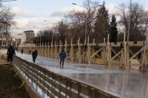 Слизька тема у парку імені Горького відкривають ковзанку - Royal Сheese імені