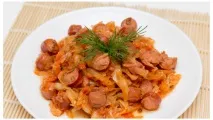 Тушкована капуста із сосисками тушкована
