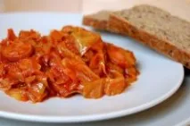 Тушкована капуста із сосисками тушкована