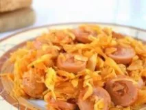 Тушкована капуста із сосисками сосисками