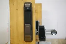 Розумні електронні замки Samsung відчиняємо двері пальцем samsung