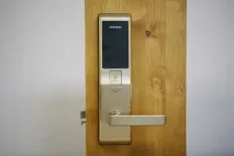 Розумні електронні замки Samsung відчиняємо двері пальцем замки