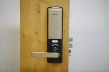 Розумні електронні замки Samsung відчиняємо двері пальцем замки