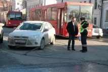 În centrul orașului Kazan, firele de troleibuz tăiate de KamAZ au deteriorat mai multe mașini,
