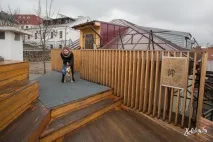 Забронювати місце під столиком, або У яких кафе Мінська вам будуть раді з собакою туристичний столиком