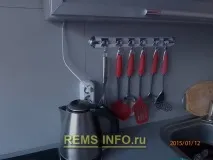 Дизайн кухні в червоно сірому кольорі 9 метрів, панельний будинок, фото червоно