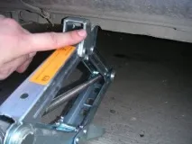 Як міняти гальмівні колодки на Nissan Almera Classic міняти