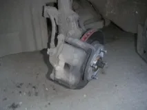 Як міняти гальмівні колодки на Nissan Almera Classic міняти