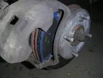 Як міняти гальмівні колодки на Nissan Almera Classic колодки