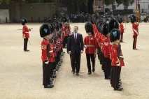 Nobilimea regală și decorațiile lor la o recepție la Palatul Buckingham
