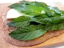 Курячі рулети з м’ятою та томатним соусом - Страви з курки ятою