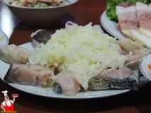 Маринований товстолобик з цибулею та оцтом маринований