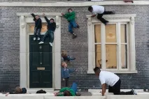 Не вір очам своїм! Дзеркальні ілюзії від Леандро Ерліха (Leandro Erlich) дзеркальні