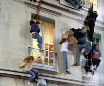 Не вір очам своїм! Дзеркальні ілюзії від Леандро Ерліха (Leandro Erlich) своїм
