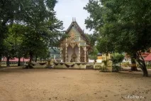 Величезна чорна статуя ченця на човні в храмі Самуї ченця