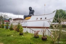 Величезна чорна статуя ченця на човні в храмі Самуї величезна