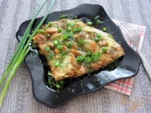 Омлет із соєвим соусом та куркою. куряче