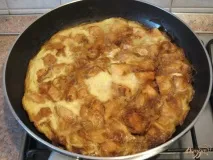 Омлет із соєвим соусом та куркою. соусом