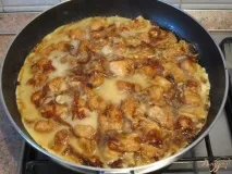 Омлет із соєвим соусом та куркою. соусом