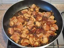 Омлет із соєвим соусом та куркою. омлет