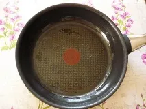 Піца на сковороді без майонезу продукти