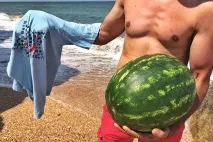 Як легко охолодити кавун чи пиво на пляжі у сильну спеку легко