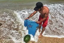 Як легко охолодити кавун чи пиво на пляжі у сильну спеку легко