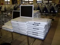 Батьків змушують купувати MacBook батьків
