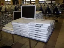 Батьків змушують купувати MacBook купувати
