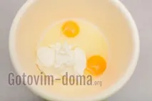 Заливний пиріг з вишнею та сметаною швидкого приготування. сметаною