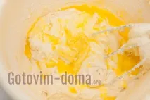 Заливний пиріг з вишнею та сметаною швидкого приготування. пиріг