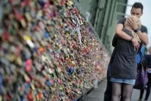 Замки на весілля – тоннами! Міст кохання Гогенцоллернбрюке тоннами