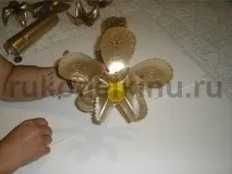 Золота ваза з ажурними краями із пластикової пляшки. ваза