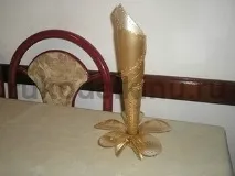 Золота ваза з ажурними краями із пластикової пляшки. ваза