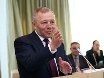 виймає