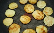 Баклажани смажені, з часником та помідорами. смажені
