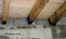Дерев’яні перекриття в цегляному будинку. цегляному