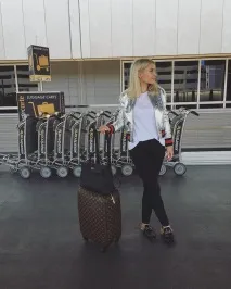 Дівчина дня вони