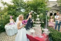 Гірка шампанського на весілля, піраміда з фужерів весілля