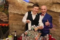 Гірка шампанського на весілля, піраміда з фужерів гірка